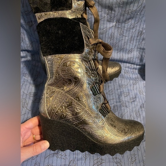 Timberland metallic embossed leather wedge boots with velvet top cuff 7 - Picture 2 of 10